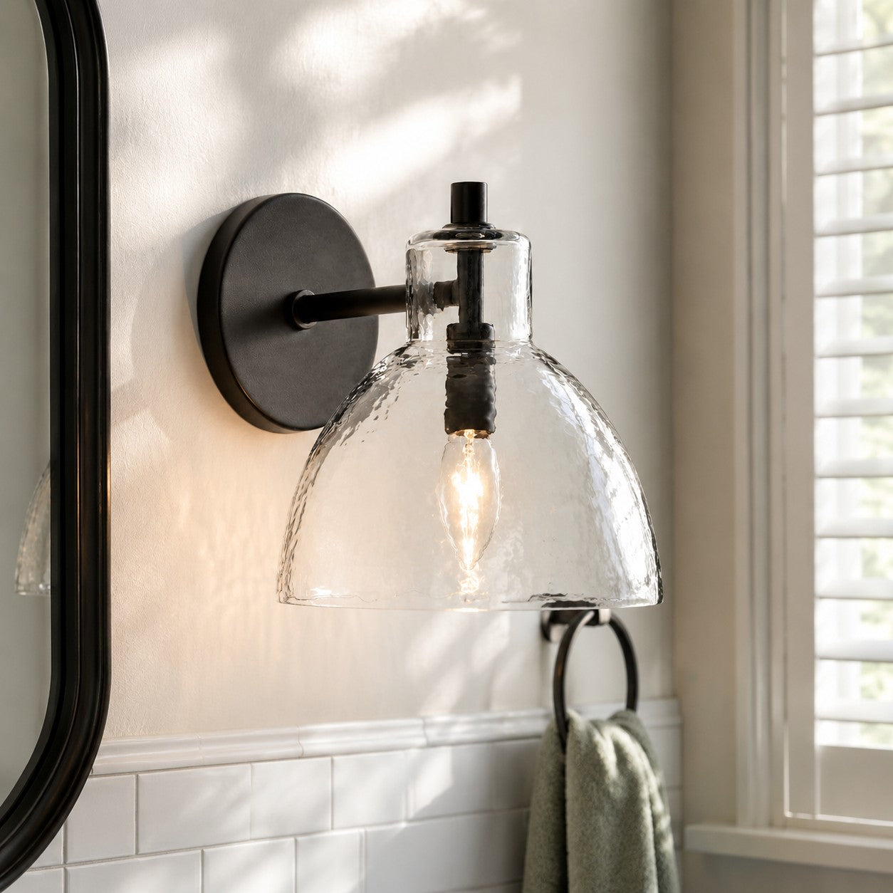 Wandlamp Vintage met Gehamerd Glazen Kap en Metalen Arm