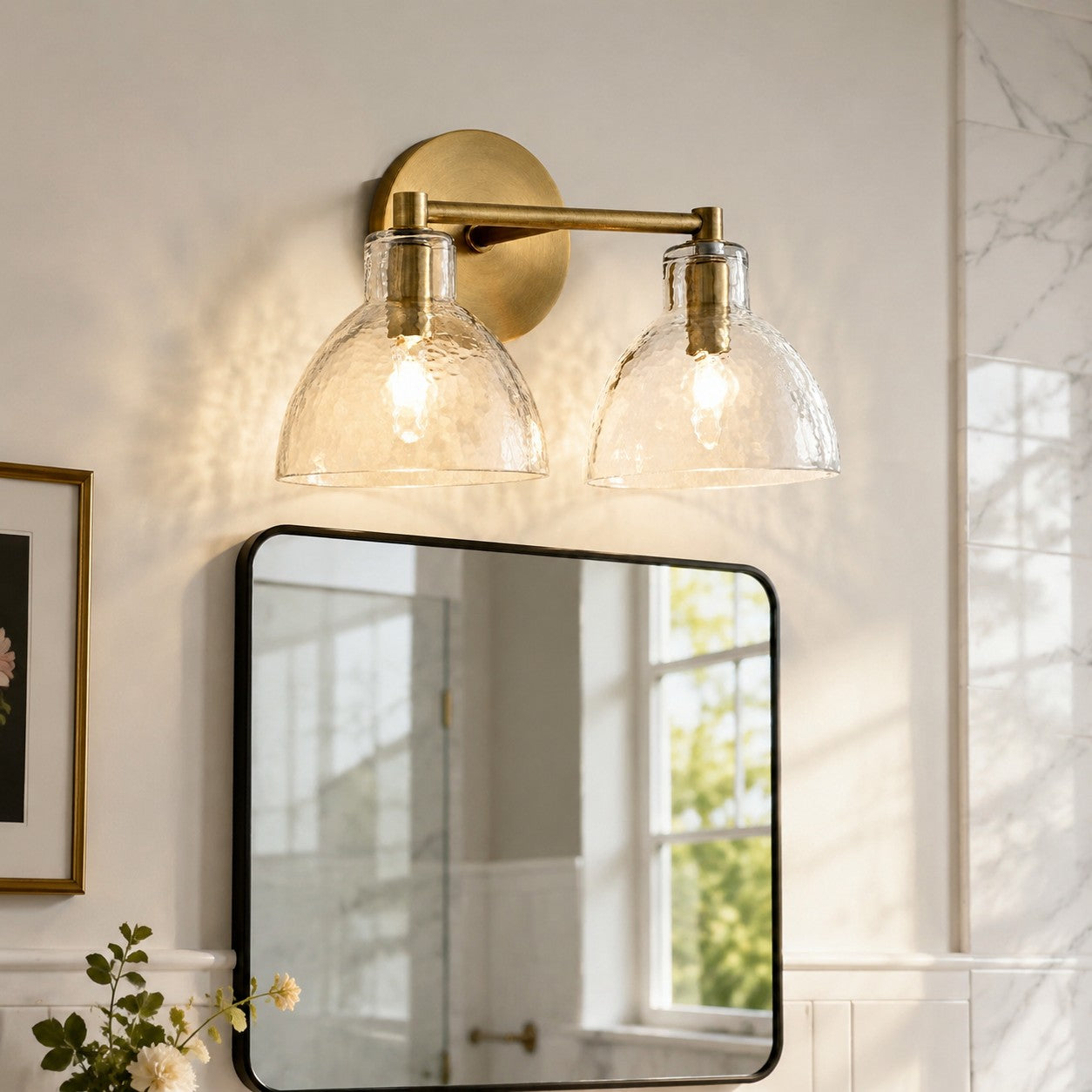 Wandlamp Vintage met Gehamerd Glazen Kap en Metalen Arm