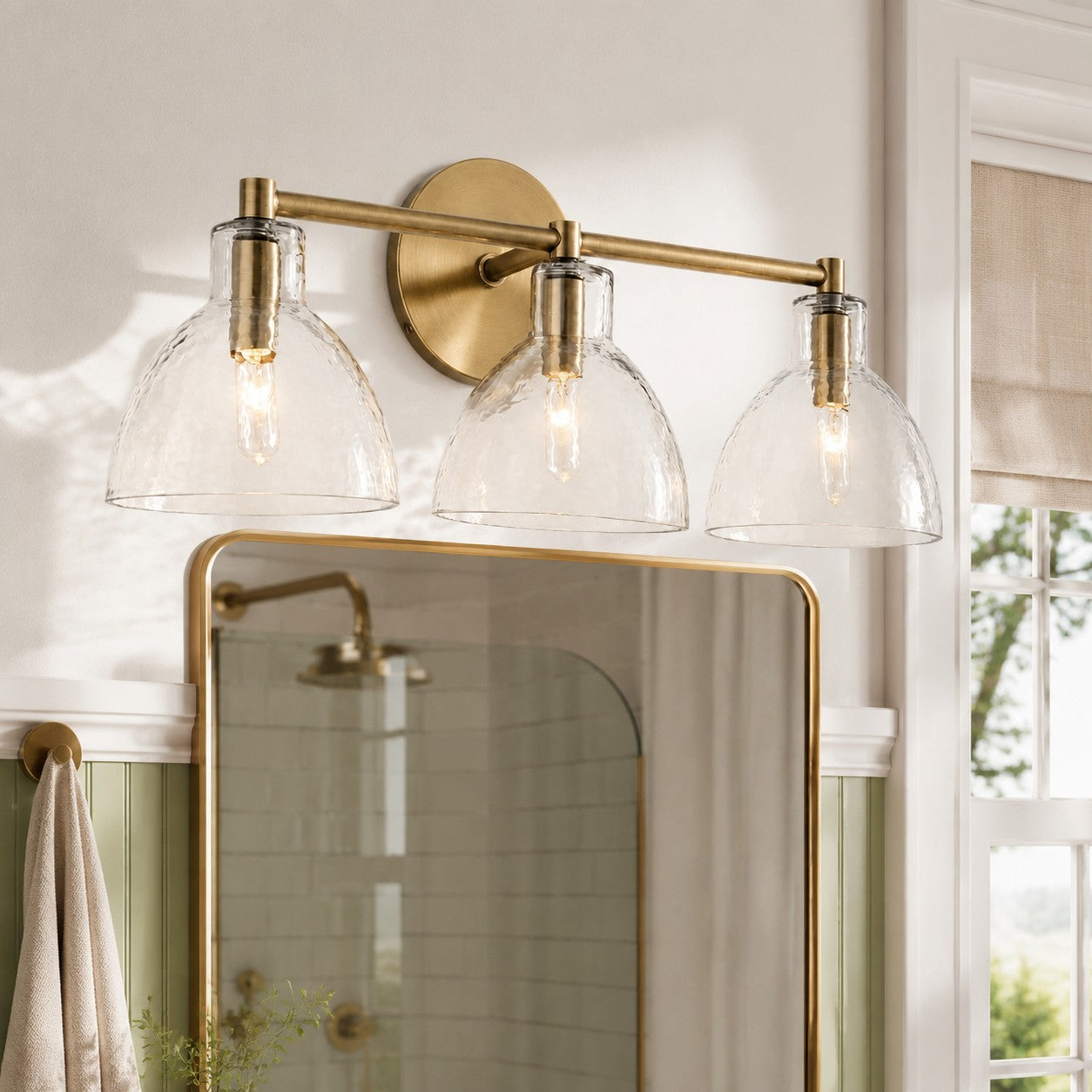 Wandlamp Vintage met Gehamerd Glazen Kap en Metalen Arm
