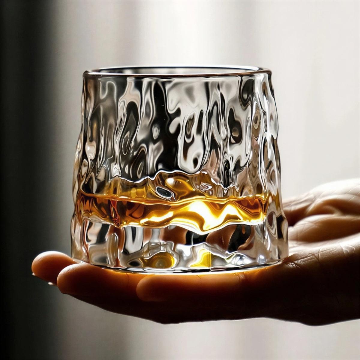 Whiskeyglas met Draaiende Basis en Geslepen Patroon inclusief Houten Onderzetter