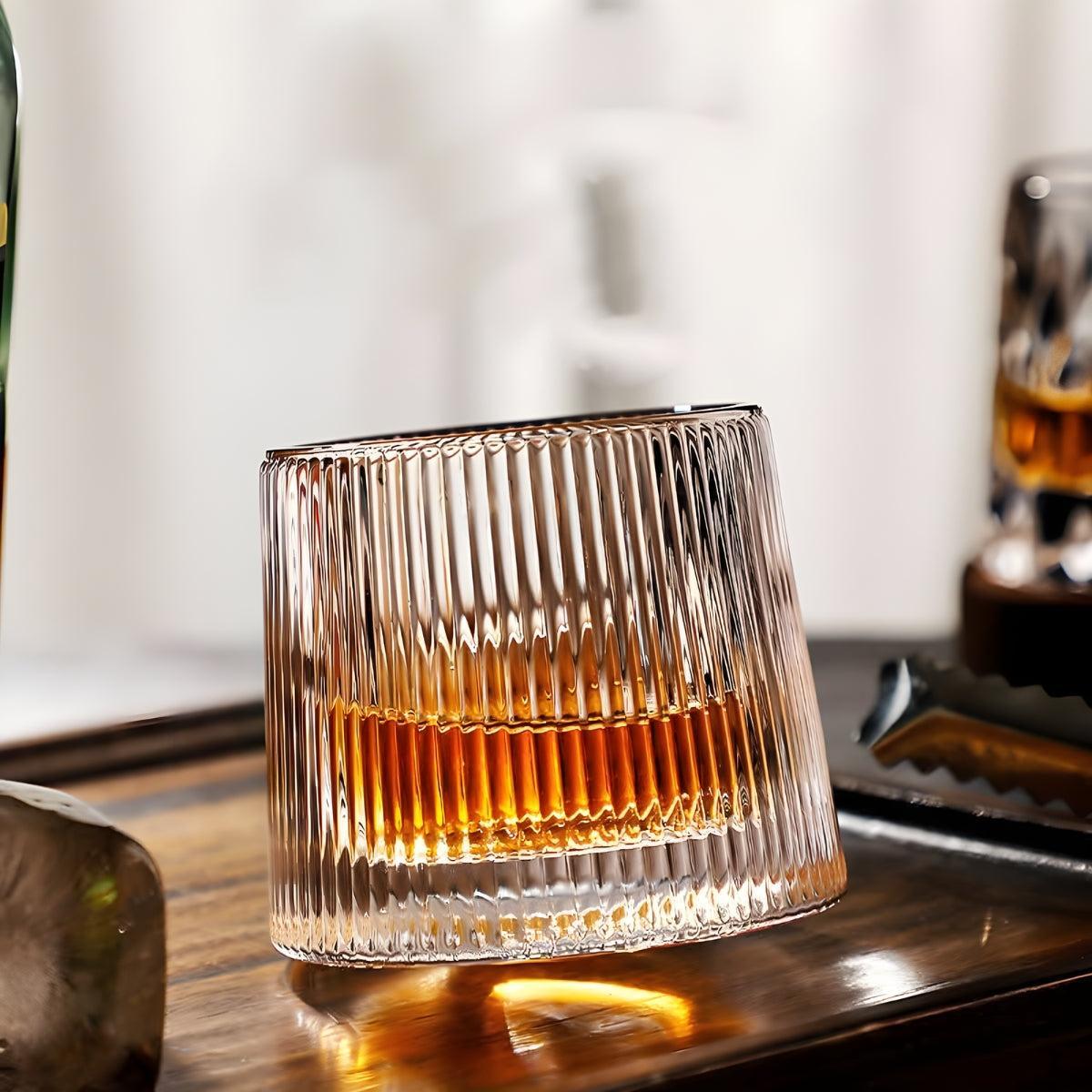 Whiskeyglas met Draaiende Basis en Geslepen Patroon inclusief Houten Onderzetter