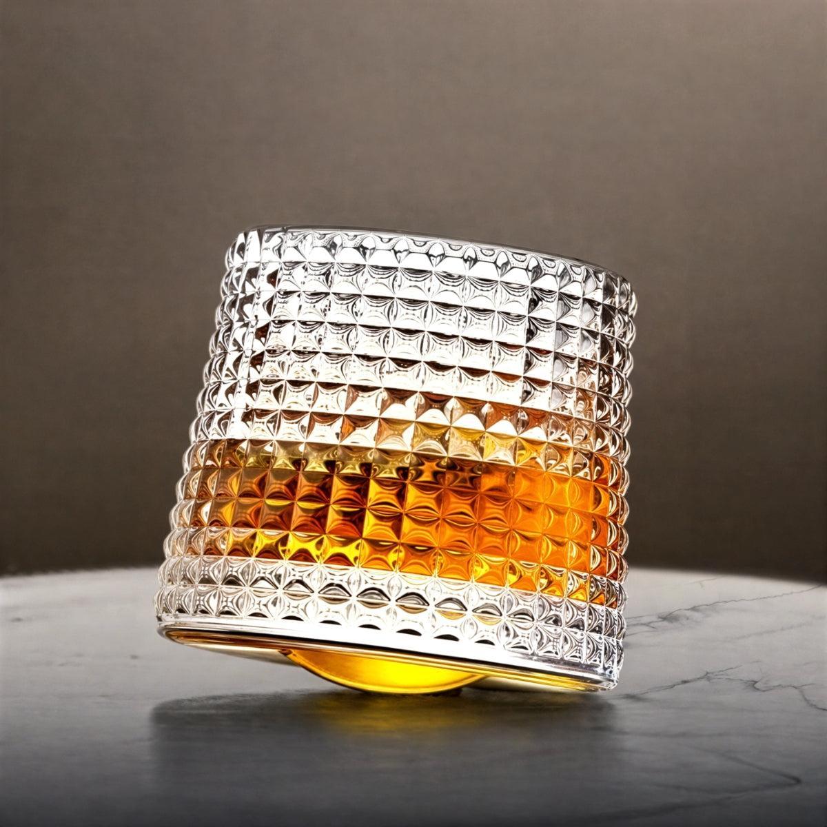 Whiskeyglas met Draaiende Basis en Geslepen Patroon inclusief Houten Onderzetter