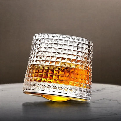 Whiskeyglas met Draaiende Basis en Geslepen Patroon inclusief Houten Onderzetter