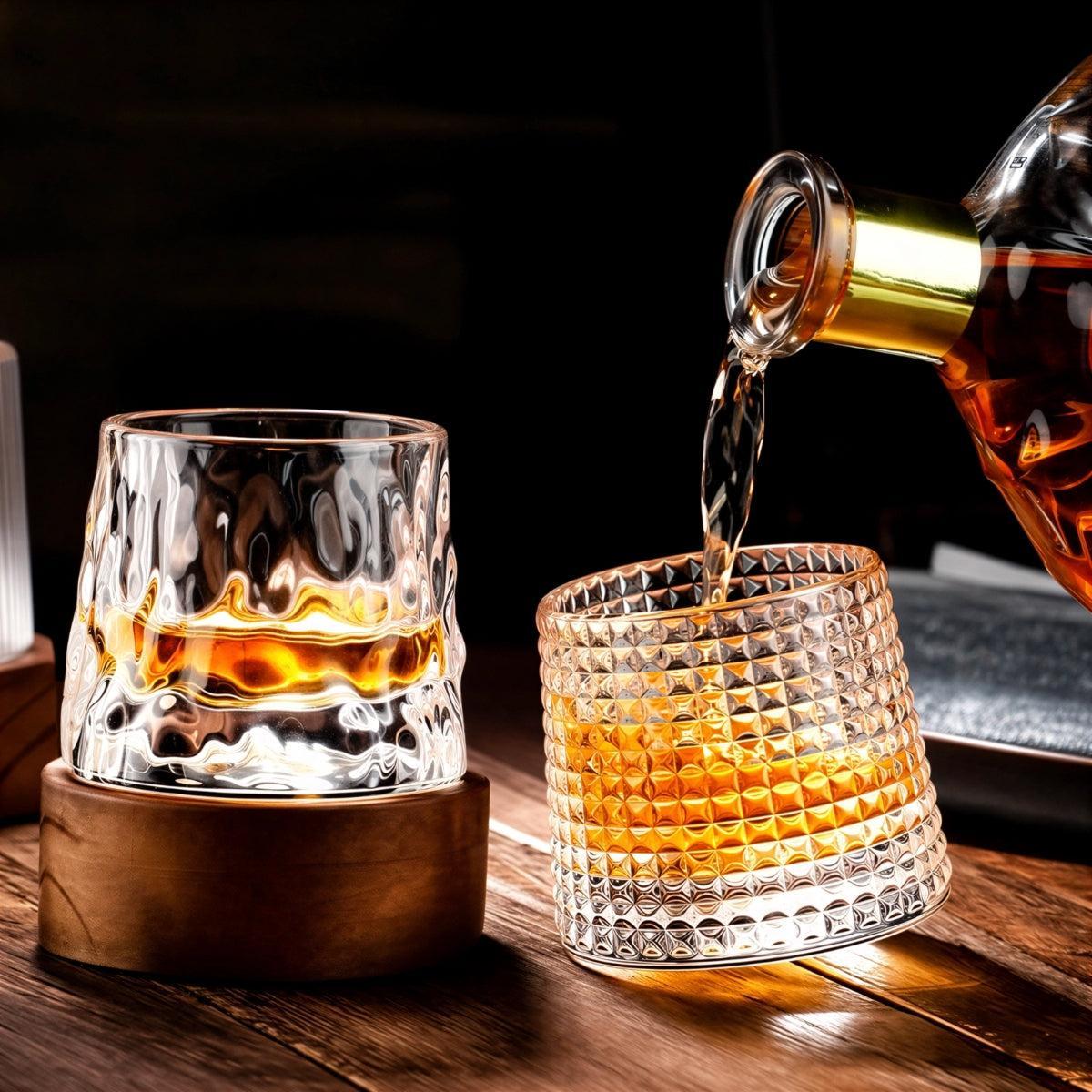 Whiskeyglas met Draaiende Basis en Geslepen Patroon inclusief Houten Onderzetter