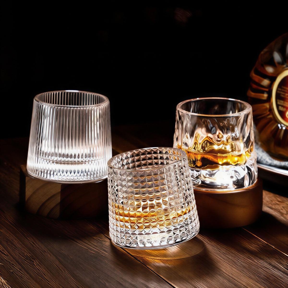 Whiskeyglas met Draaiende Basis en Geslepen Patroon inclusief Houten Onderzetter