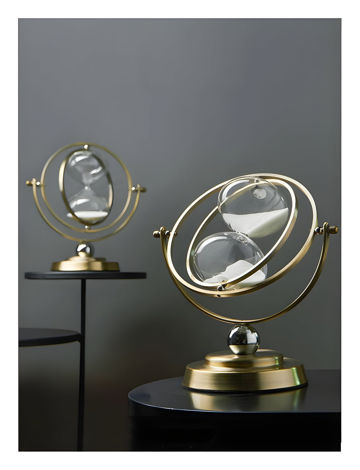 Zandloper Decoratie met Draaibaar Metalen Frame en Glazen Bol